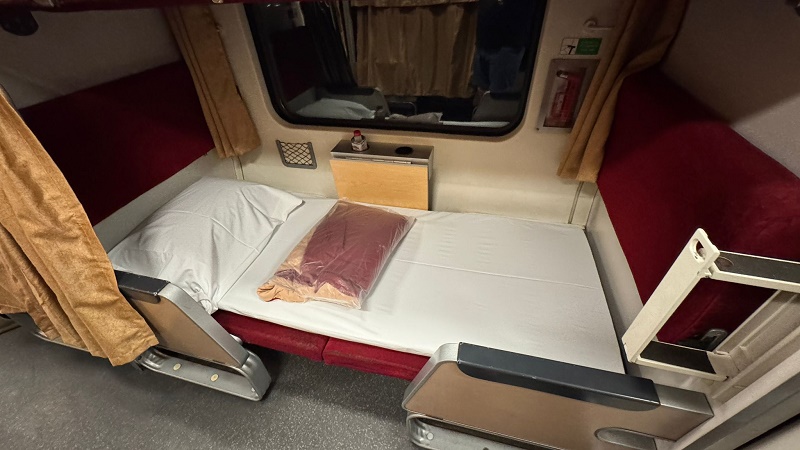 2nd class sleeper berth thailand