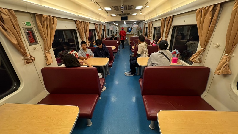 bangkok nong khai train dining car thailand