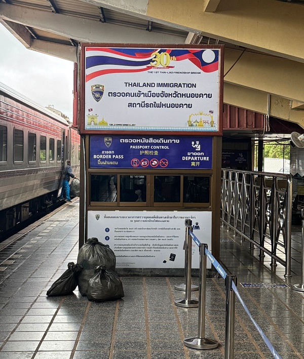 thai exit immigration passport control nong khai station
