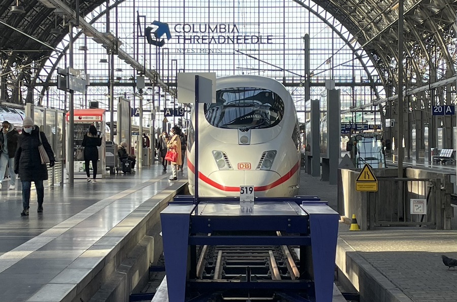 ice high-speed long distance train deutsche bahn germany frankfurt hbf