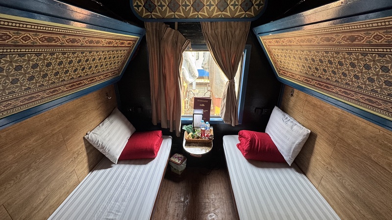 Lào Cai Hanoi train compartment livitrans