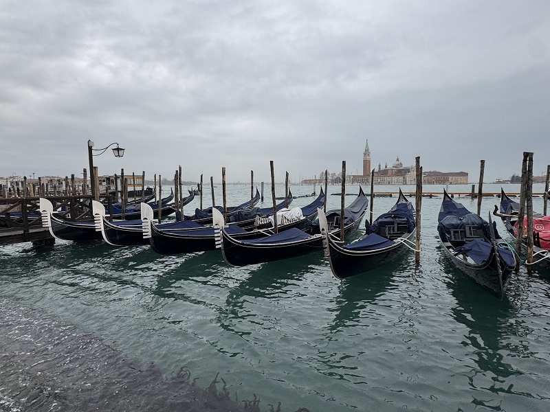 venice gondolas airport train bus