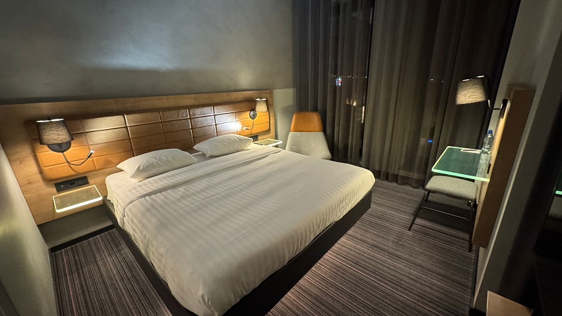 moxy warsaw praga hotel room