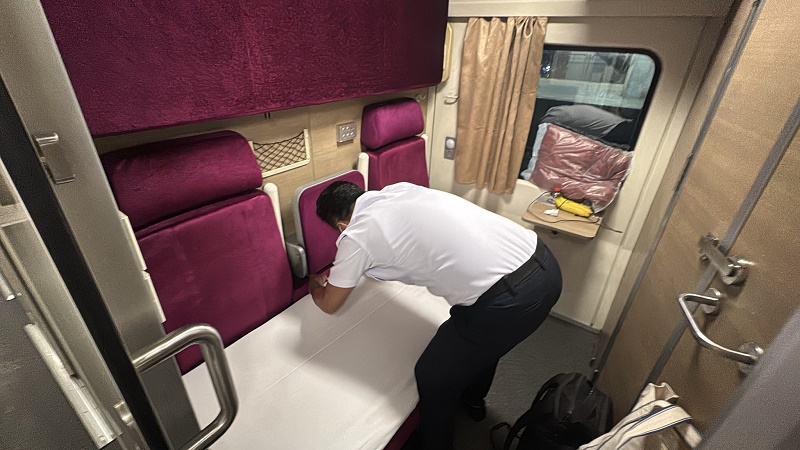 thai thailand train bangkok to chiang mai