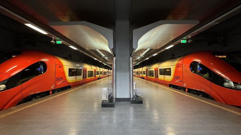 warsaw chopin airport railway station skm train