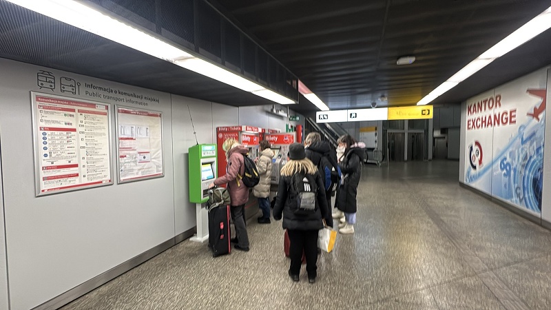 warsaw airport train ticket machines